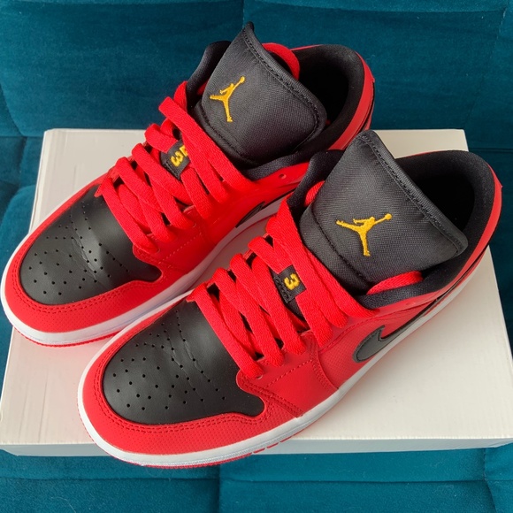 PRE-OWNED ♦️♠️ Jordan 1 Low Siren Red - 7W - Picture 1 of 7